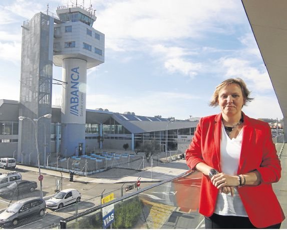 Noelia Martínez, directora de Peinador, ante la torre de control del aeropuerto vigués