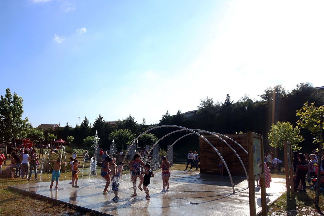 Numerosos  mosenses, en días de mucho calor, disfrutan del nuevo Parque del Agua