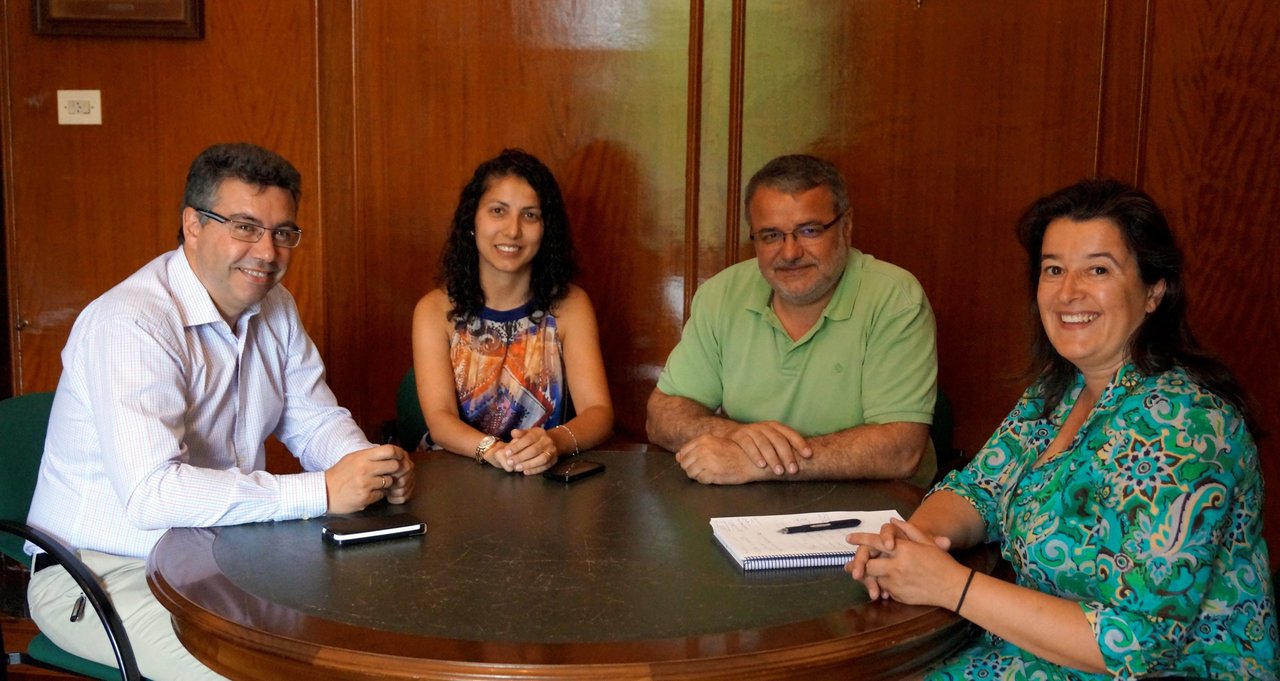 Javier Bas y la concela de Servizos Socias en la reunión con los responsables de Cogami.