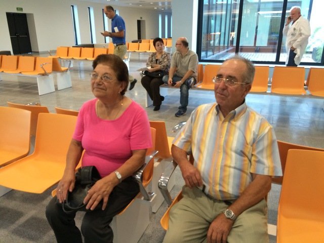 Primer paciente y usuario del nuevo hospital . llegó con su mujer y se llama Orestes // Vicente