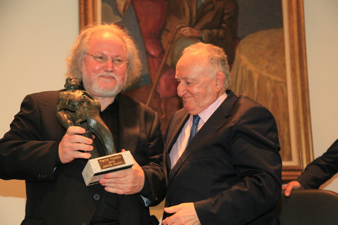 El pintor Antón Pulido (izquierda) recoge el premio Trasalba, de manos de Alonso Montero.