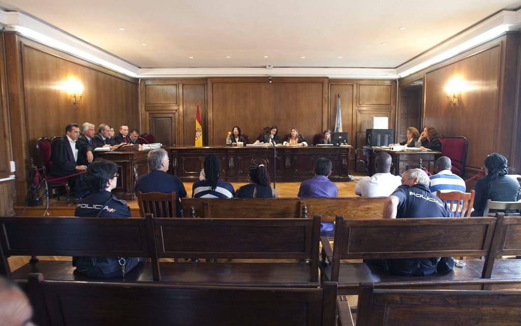 Los acusados de una red destapada en Ponteareas e investigada desde Vigo, ayer, en el juicio.