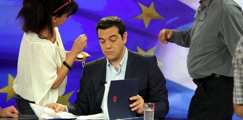 El primer ministro griego Alexis Tsipras (c)