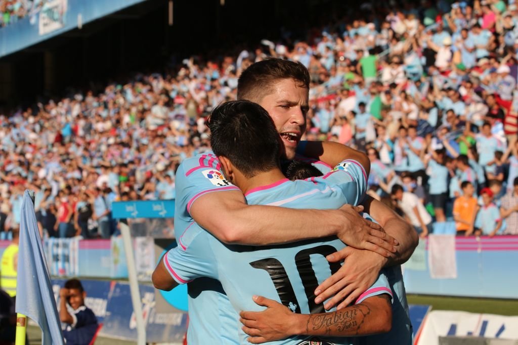 Andreu Fontás abraza a Nolito durante la celebración de un gol la pasada temporada. // JV Landín