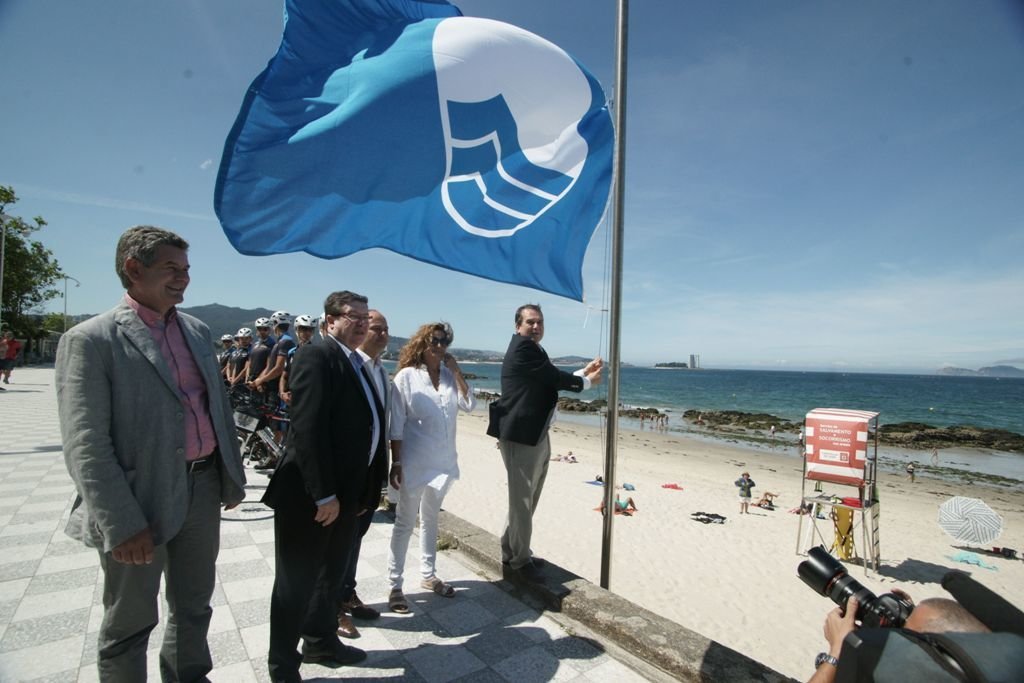 El alcalde Abel Caballero izó ayer la bandera azul en Argazada, el primer tramo de Samil.