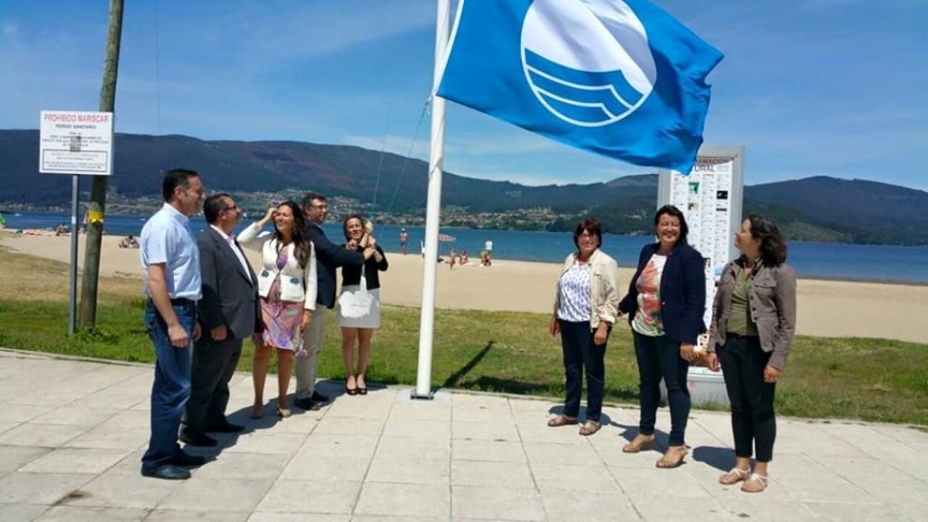El alcalde Javier Bas izó la bandera azul con la presencia de la conselleira de Medio Ambiente.