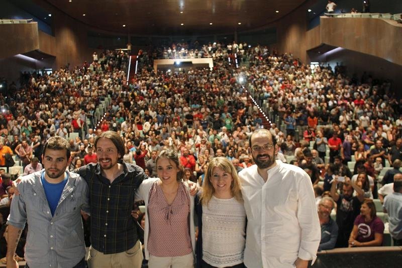 El líder de Podemos, Pablo Iglesias (2ºi), acompañado de Breogan Rioboo (i), Irene Montero (c), Carmen Quiroga (2d) y el presentador del mitin que ha ofrecido en el Auditorio Ciudad de Vigo