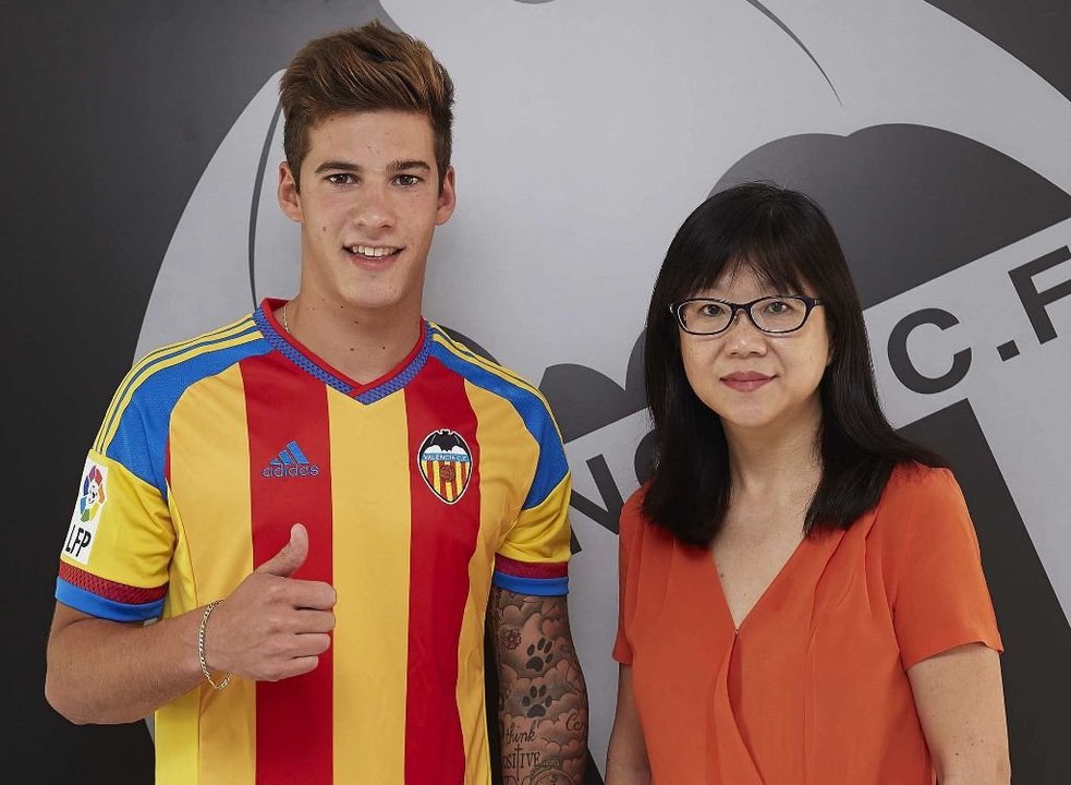 Santi Mina posa con la camiseta del Valencia junto a la presidenta del club levantino, Lay Hoon Chan.