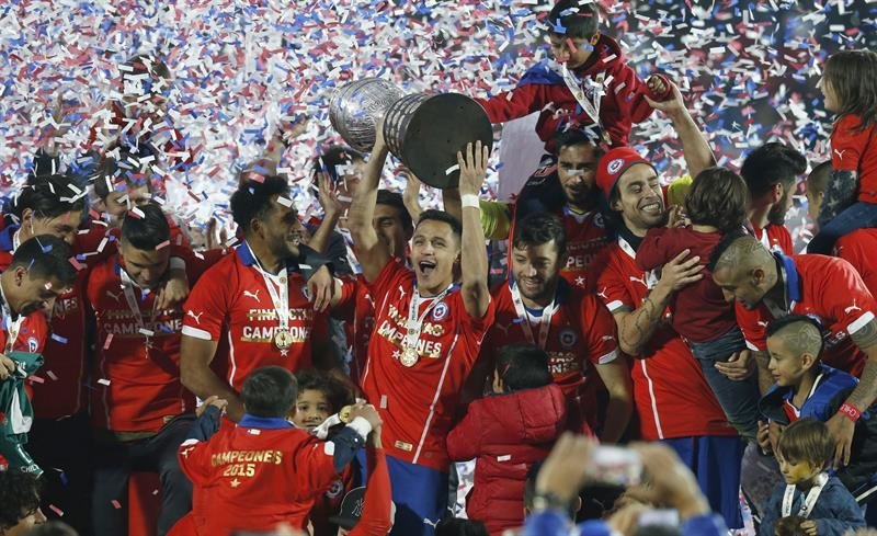El delantero chileno Alexis Sánchez con el trofeo que les acredita vencedores de la Copa América de Chile 2015