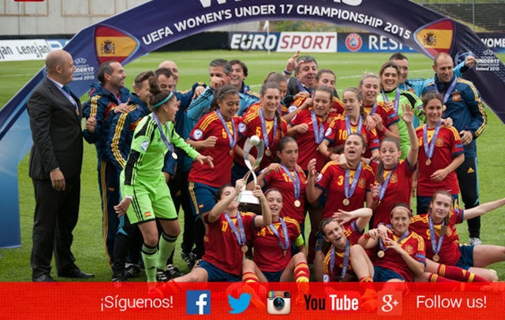La selección española sub-17 celebra el título de Europa.