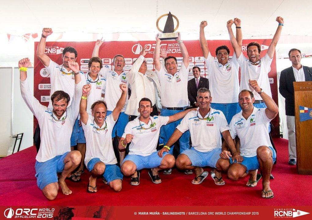 La tripulación del "Movistar" levanta el trofeo ayer en Barcelona.