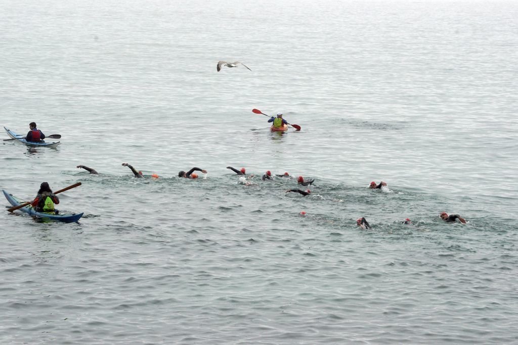 Un grupo de nadadores, durante la primera parte del recorrido de 27 kilómetros que une las Islas Cíes con San Simón.