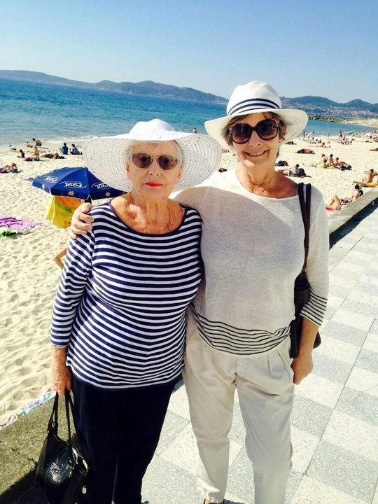 Micheline Wolanowsky, con su hija en la playa de Samil. Vive en Vigo con su familia desde 2009.