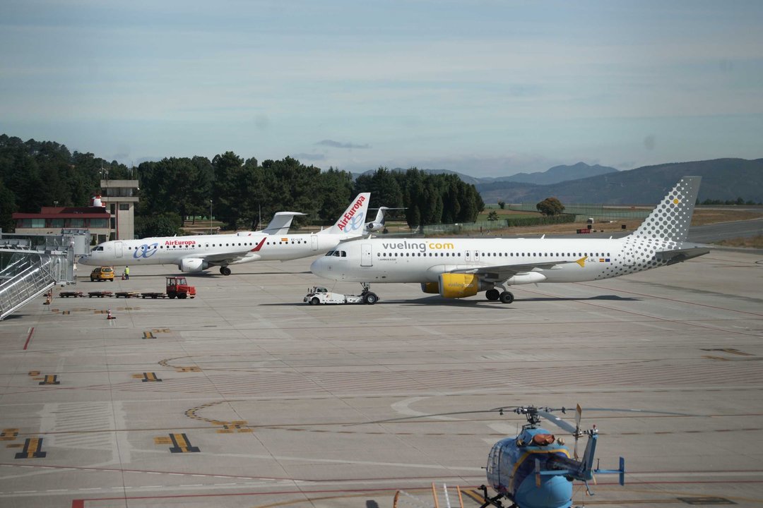 Aviones de Air Europa y Vueling estacionados en la pista del aeropuerto vigués.