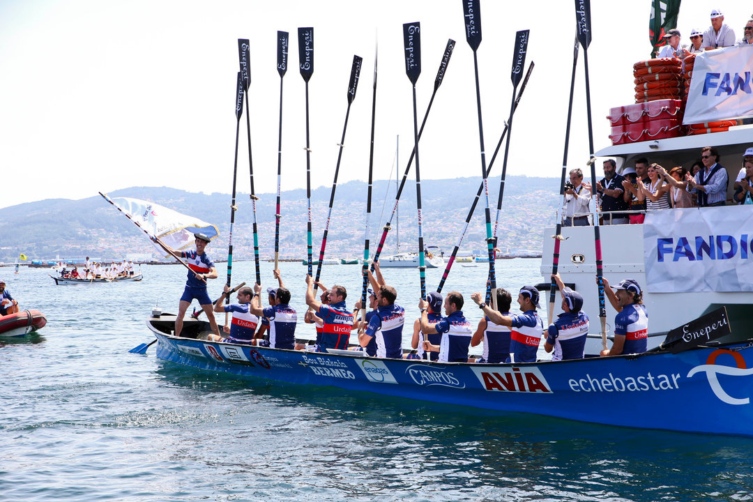 A embarcación de Urdaibai levanta os remos para celebrar a vitoria en augas de Moaña.