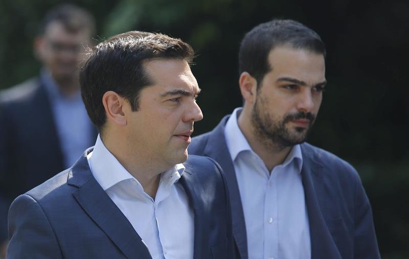El primer ministro griego, Alexis Tsipras (izq), acompañado por varios colaboradores