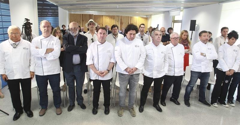 Los miembros del consejo asesor del Basque Culinary Center de San Sebastián, presidido por el cocinero catalán Ferrán Adriá (4d), guardan un minuto de silencio por el fallecimiento de su socio en el Bulli, Juli Soler.