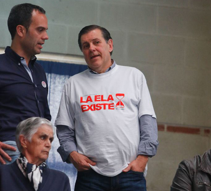 Manuel Camiña, con la camisete de "La Ela existe".