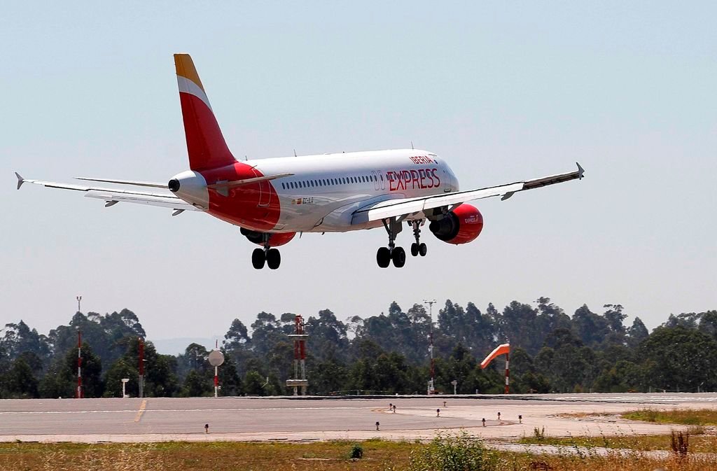 Un avión de Iberia maniobra en Peinador esta semana.