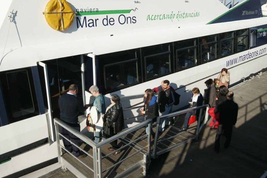 Usuarios del transporte de Ría, incluido en el transporte metropolitano de Vigo.