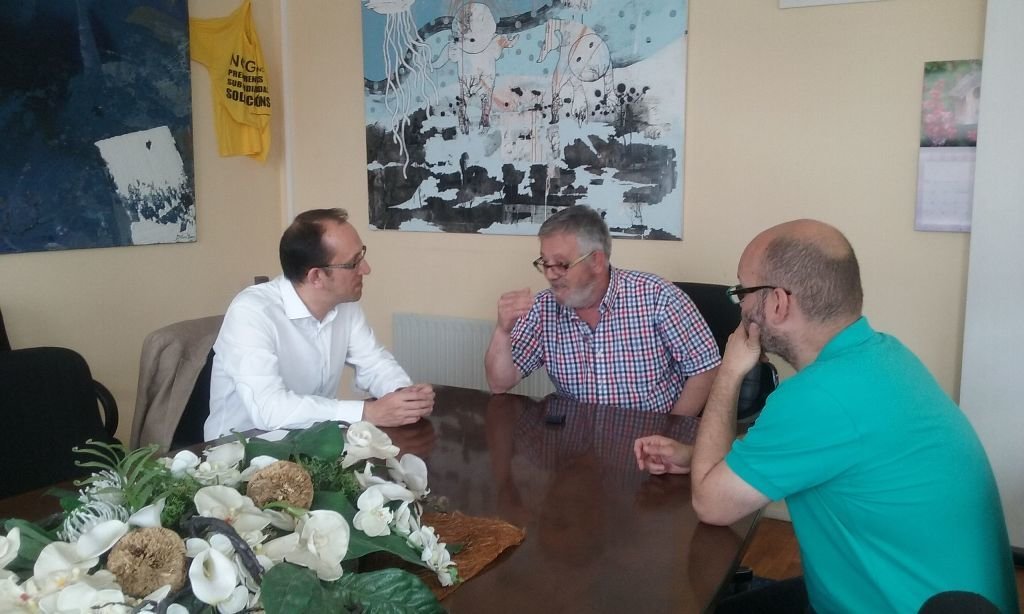 Anxo Lorenzo e o alcalde Pazos e o concelleiro de Cultura, onte na Alcaldía de Cangas.