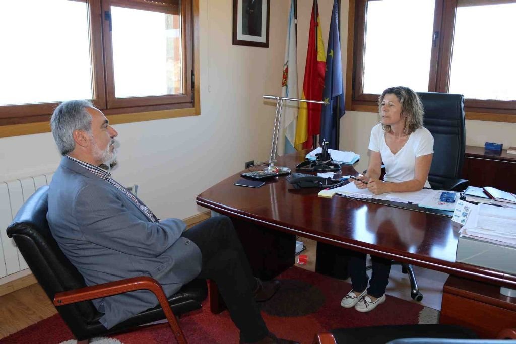 Cores Tourís, ayer en la entrevista mantenida con Rosa María Otero en la Alcaldía de Santa María de Oia.
