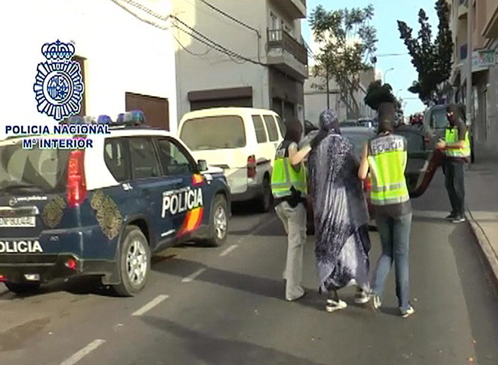 Imagen tomada del vídeo de la Policía Nacional durante la detención de la miembro del Estado Islámico.