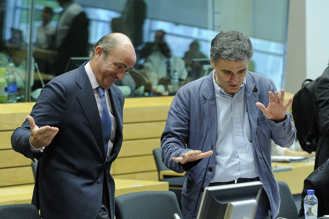 El nuevo ministro griego de Finanzas, Euclides Tsakalotos, conversa con el español Luis de Guindos.