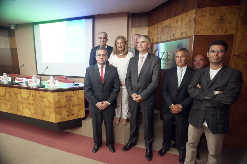 La delegada del Consorcio de la Zona Franca en Vigo con los autores del informe económico Ardán 2015 presentado ayer.