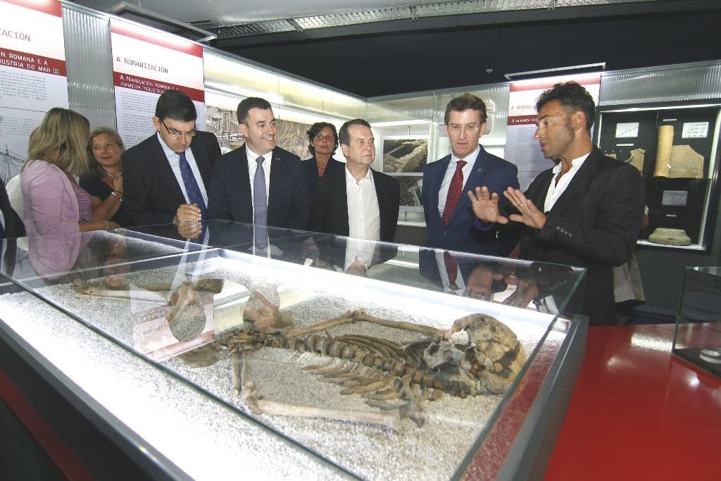 Alberto Núñez Feijóo y Abel Caballero, con Román Rodríguez y López- Chaves contemplan los restos de un habitante del castro de Punta do Muíño do Vento, hallado en los terrenos del museo.