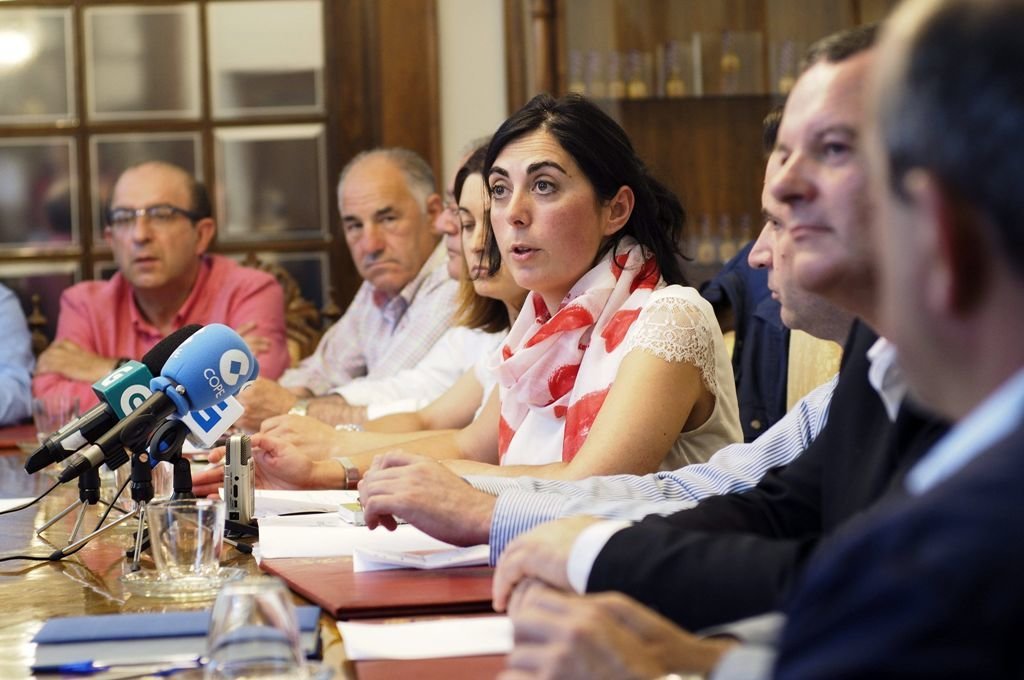 Elena Candia, durante una reunión con diputados provinciales lucenses.