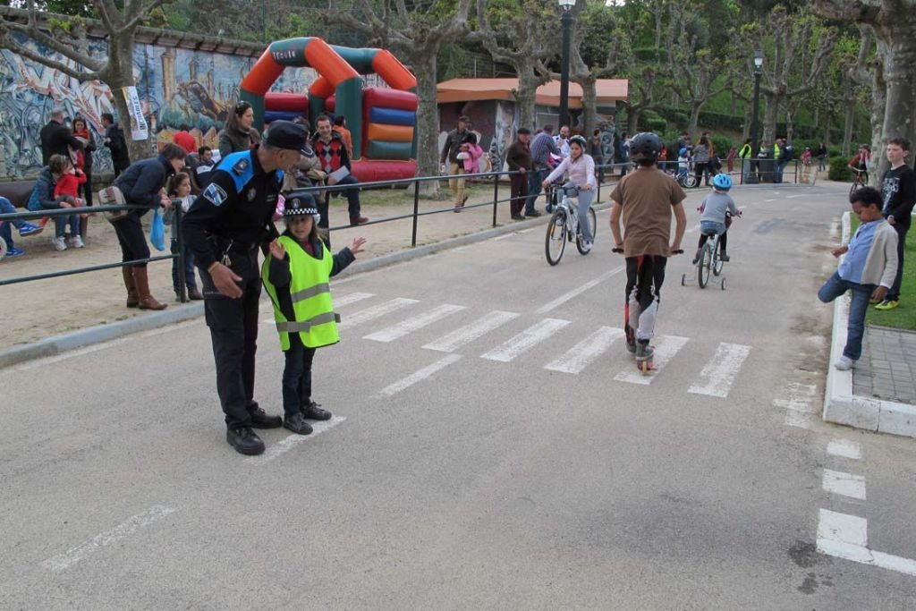 De febrero a junio, la Policía Local imparte cursos de tráfico en el circuito de bicicletas de O Castro, dirigidos a niños de entre once y doce años.