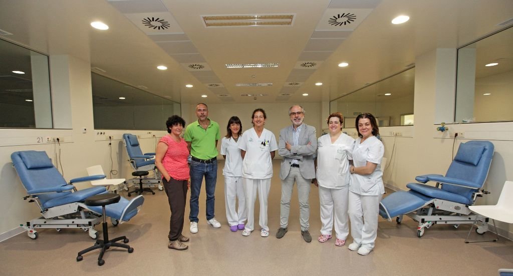 El jefe de Oncología Médica, Joaquín Casal, y la de Farmacia, Guadalupe Piñeiro, con su equipo.