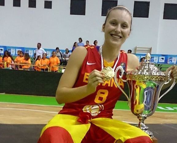 Marta Canella, con el trofeo de campeona.