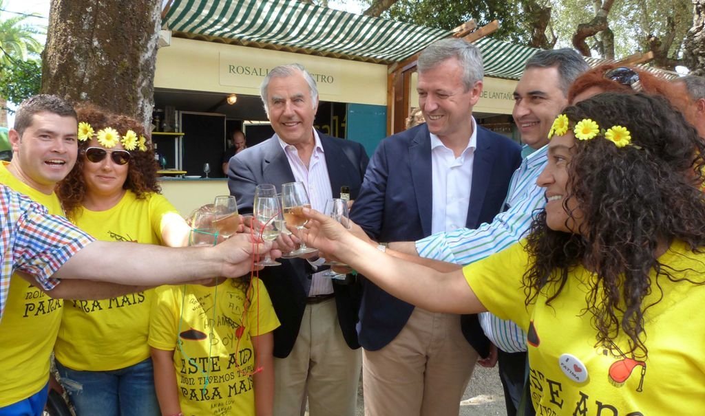 El vicepresidente de la Xunta visitó ayer la feria,  donde se pueden encontrar los mejores vinos.