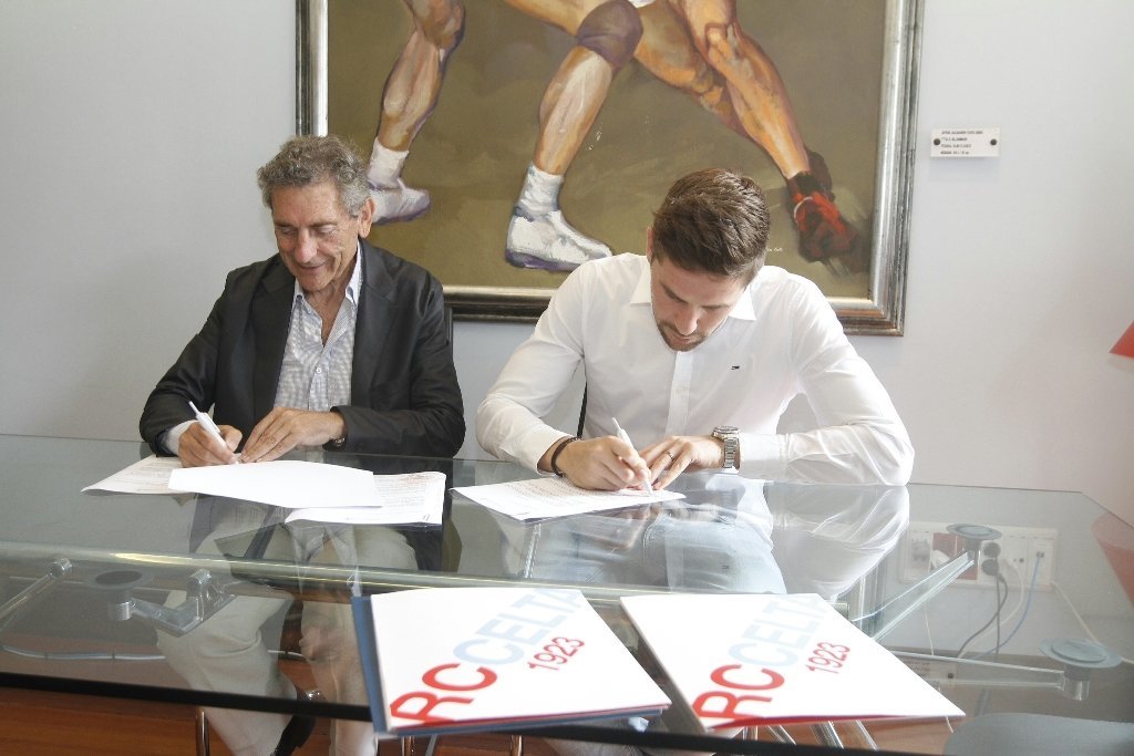Carlos Mouriño y Andreu Fontás firman el contrato que une al catalán con el club vigués hasta 2019.
