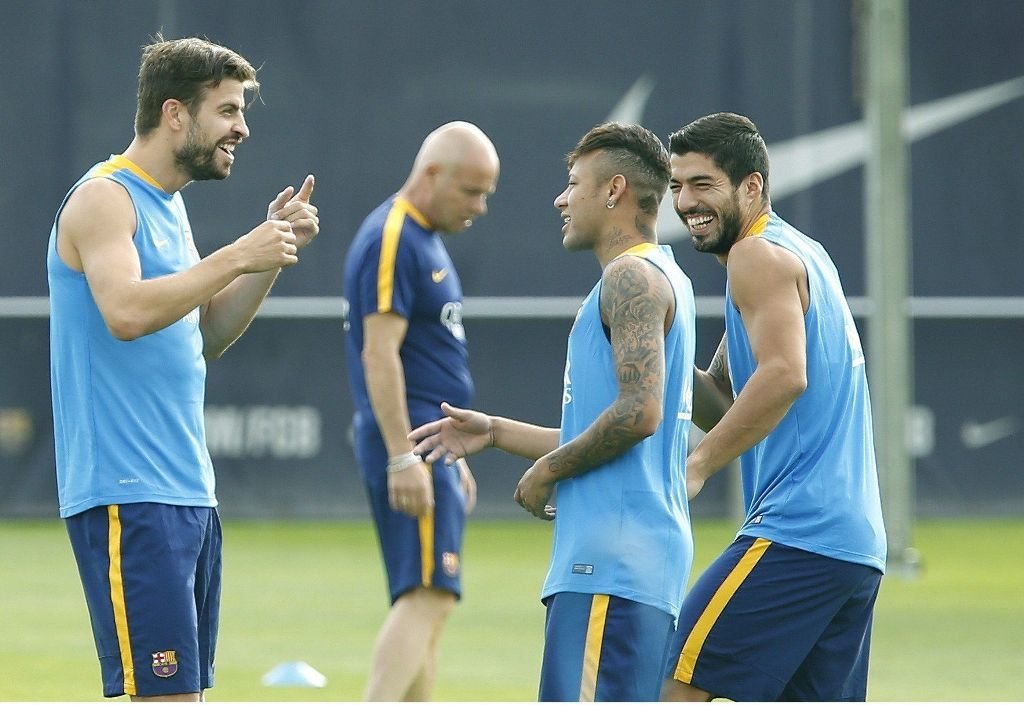 Piqué, Neymar y Luis suárez bromean durante el entrenamiento de ayer.