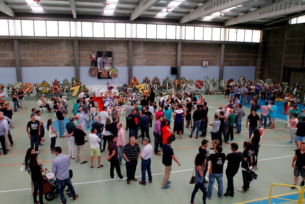 Cientos de personas acudieron en la jornada de ayer al velatorio de Dani Rivas, ubicado en el Pabellón Municipal de Reibón, Moaña.