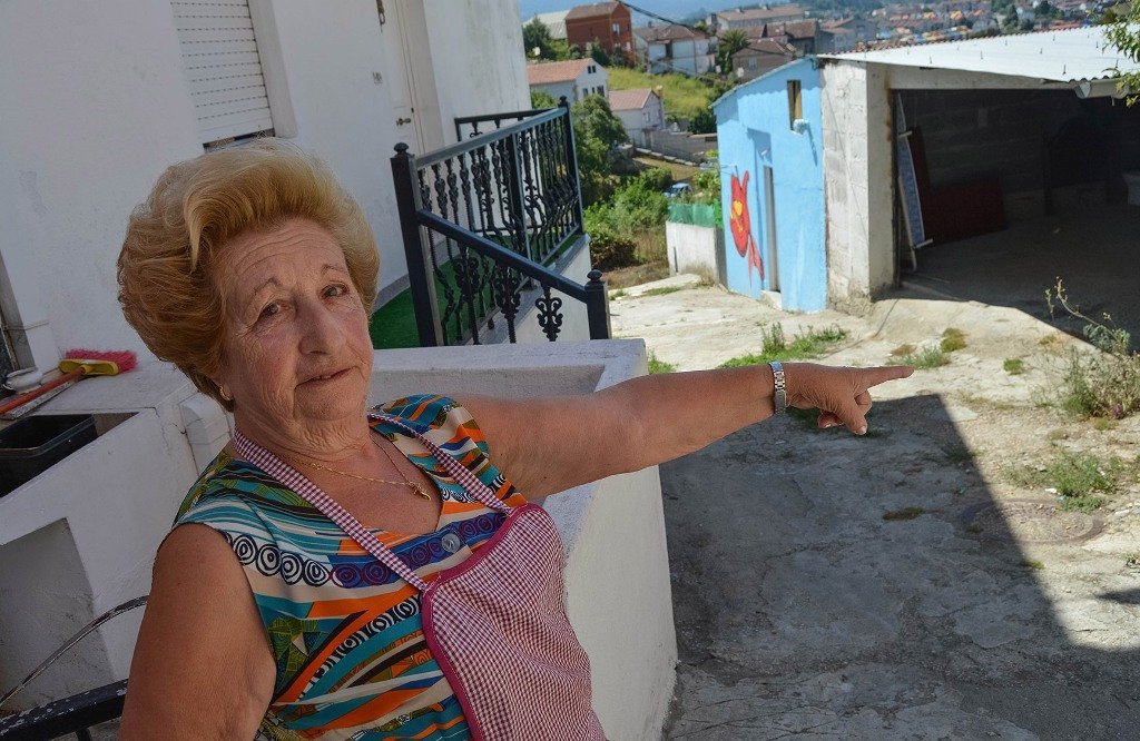 Pilar Ucha señala el garaje donde vio cómo se escondían unos individuos tras robar.