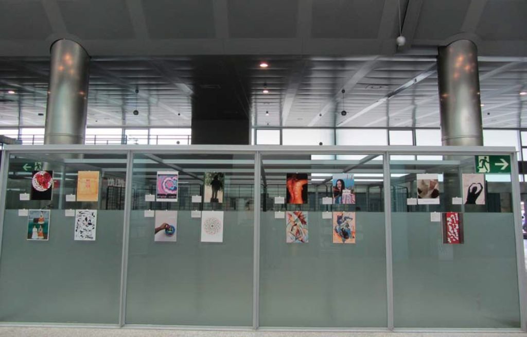 Imagen de la exposición en el aeropuerto.