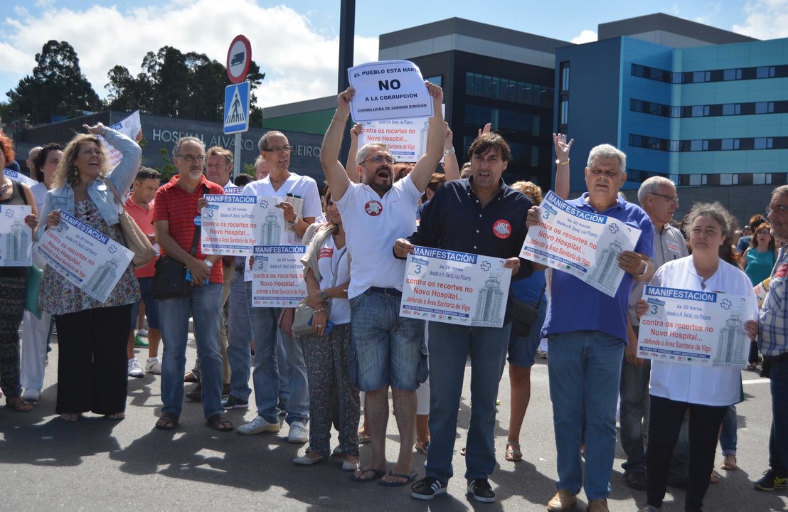 Trabajadores, ayer a las puertas del hospital en Beade. Hay convocada una manifestación para el 3 de septiembre por los recortes.