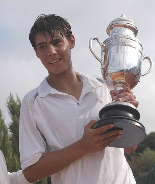 Rafa Nadal, con la Copa Bedriñana que conquistó en 2002.