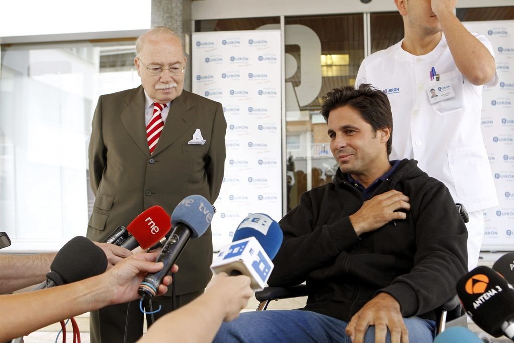 Francisco Rviera atiende a los medios de comunicación a su salida de la clínica zaragozana.