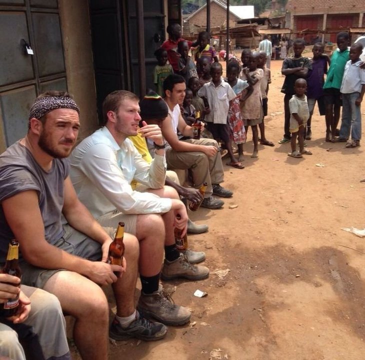 Voluntarios de La Estila construyeron aulas en Uganda.