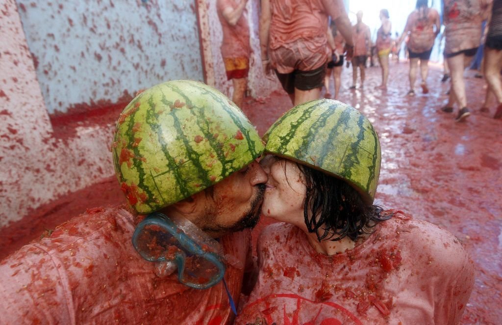 Dos supervivientes, con "cascos" de sandía, se besan tras la batalla.