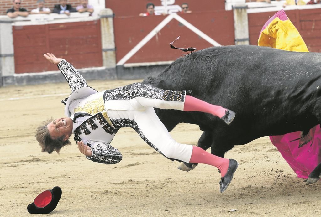 El torero Manuel Díaz "El Cordobés" por los aires después de ser arrollado por el primer toro de la tarde.