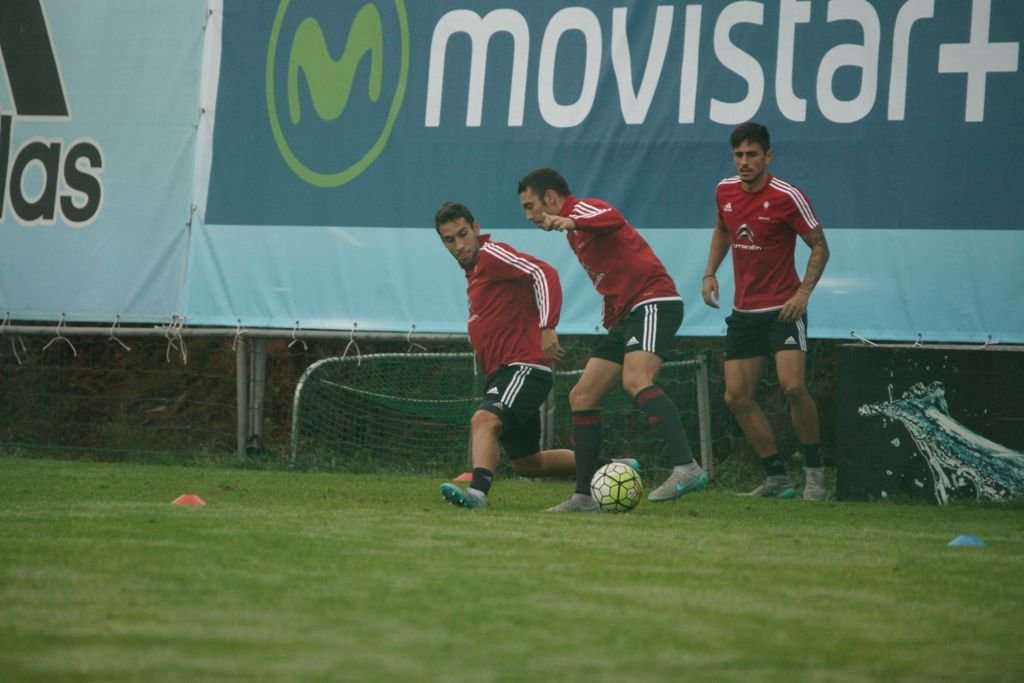 David Costas (d.), junto a Hugo Mallo y Iago Aspas durante el entrenamiento de ayer en A Madroa.
