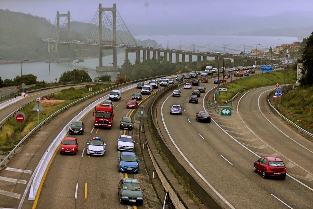 Miles de coches pasan a diario entre Vigo y O Morrazo, unos 64.000 al día en julio.