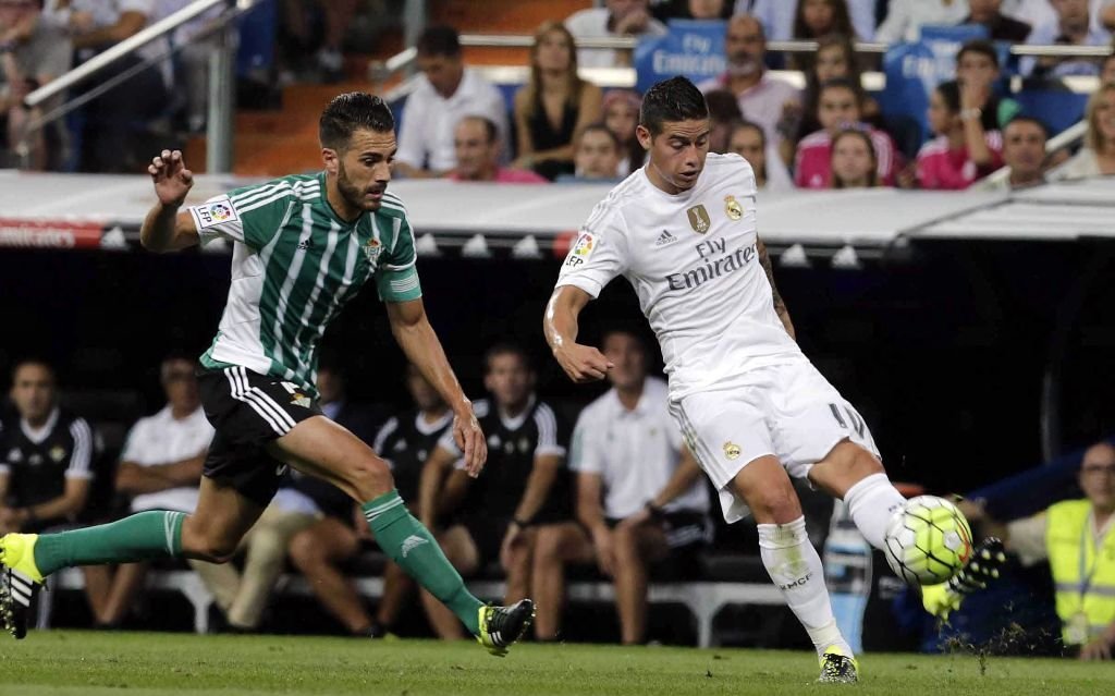 James Rodríguez controla un balón en el partido disputado ayer en el Santiago Bernabéu, en el que marcó dos goles.