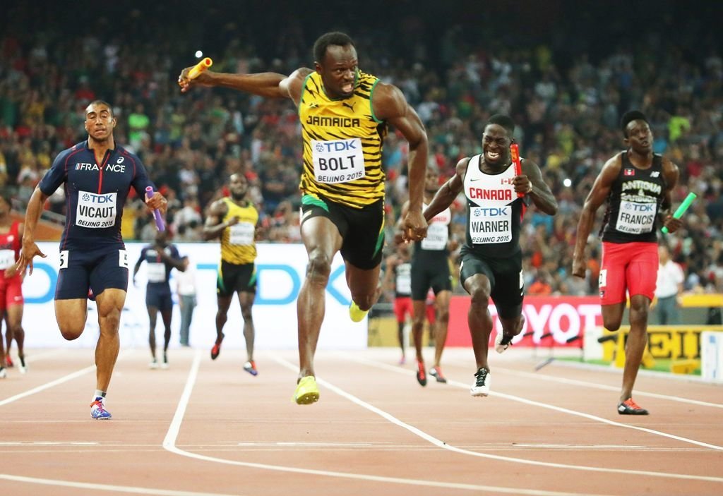 Usain Bolt entra en meta tras realizar el último relevo jamaicano.